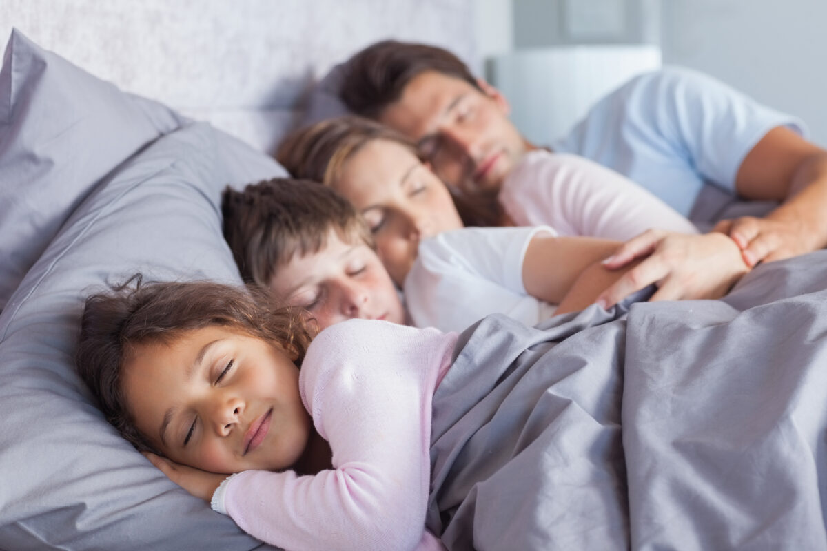 Miljøbillede af sovende familie - kinnan.dk